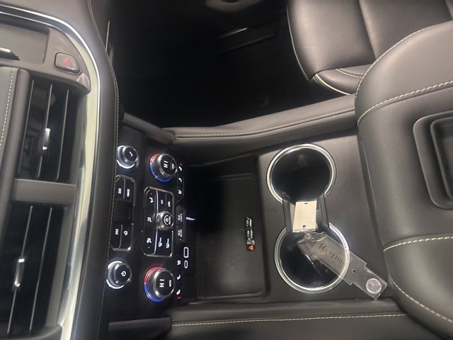 Used 2024 GMC Yukon XL SLT w/ SLT Luxury Package image 25