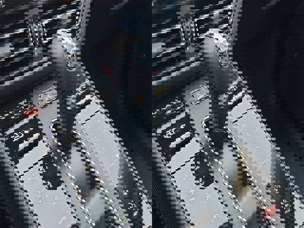 Certified 2025 Porsche Macan image 34