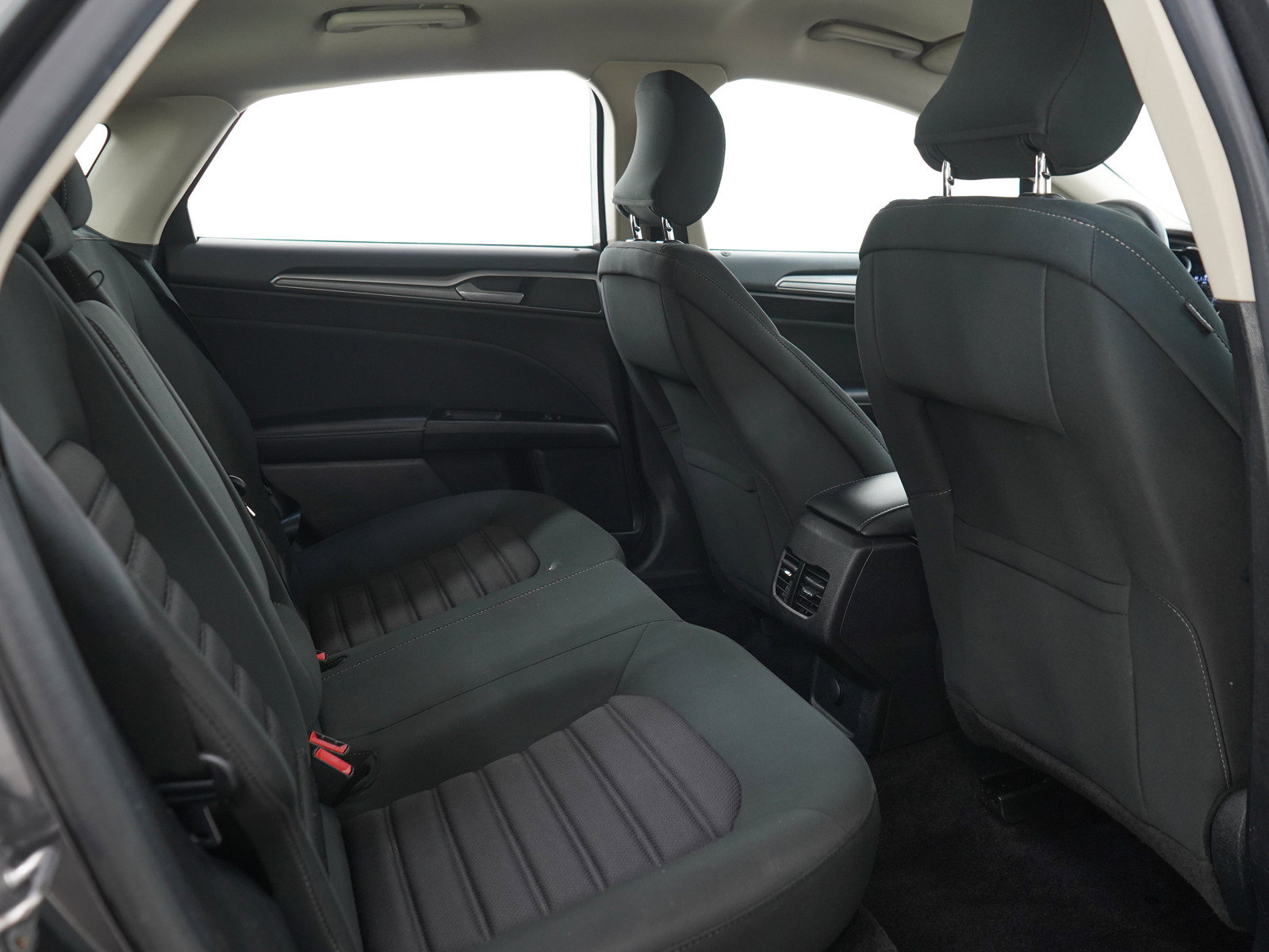 Used 2017 Ford Fusion SE w/ Fusion SE Technology Package FWD image 12