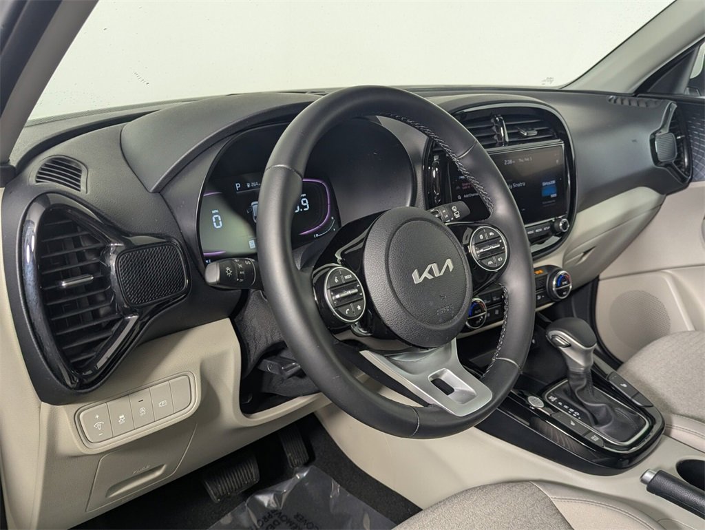 Used 2023 Kia Soul EX image 11