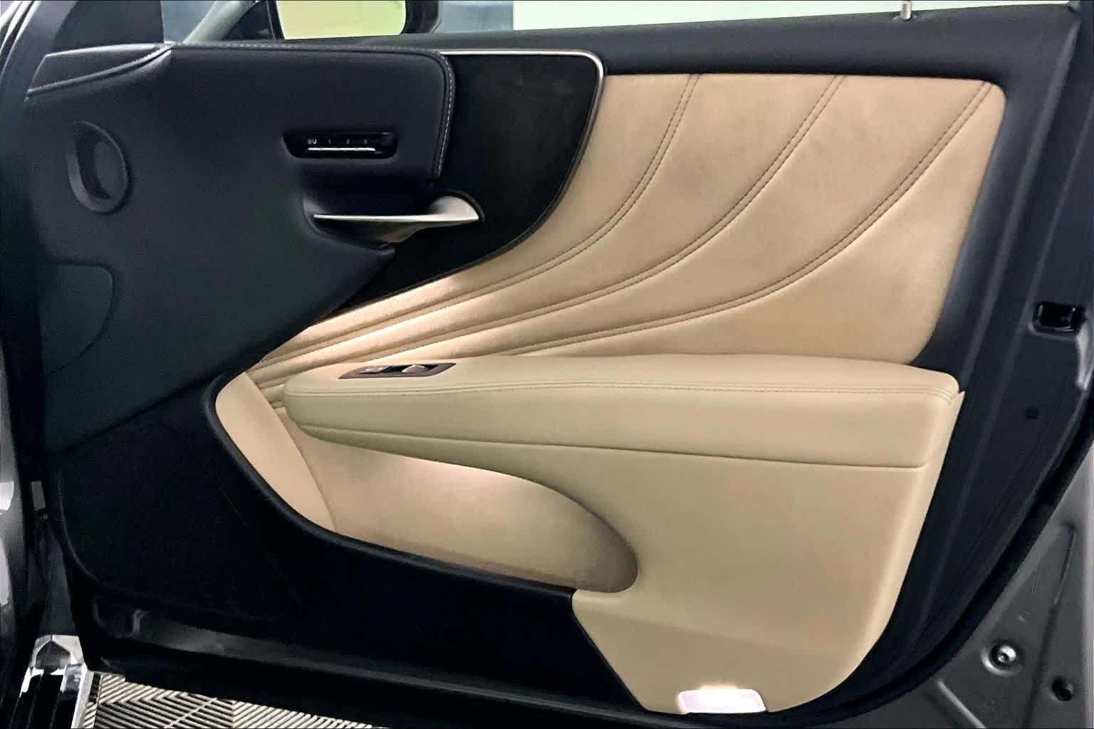 Used 2021 Lexus LS 500 w/ Interior Upgrade Package RWD image 21