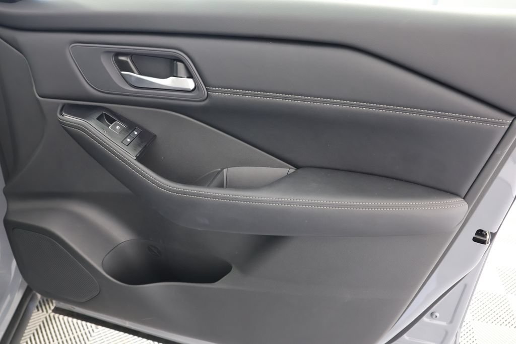 Used 2025 Nissan Rogue SL FWD image 27