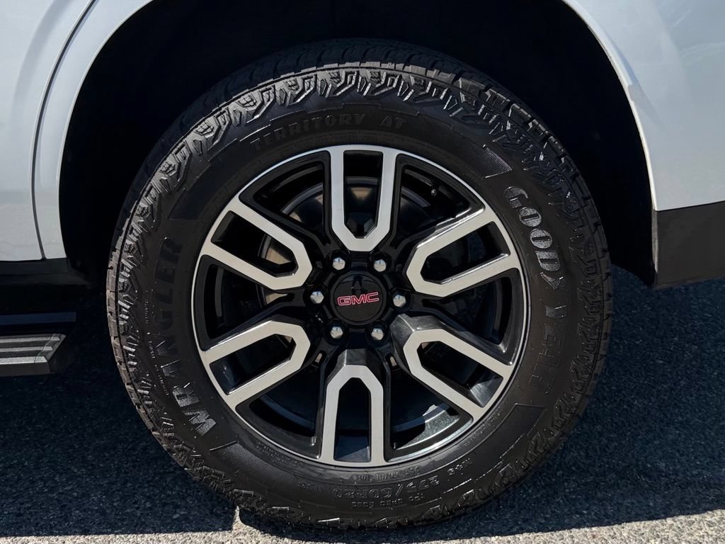 Used 2023 GMC Yukon AT4 w/ AT4 Premium Package AWD/4WD image 12