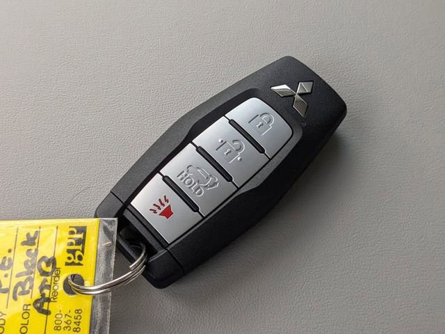 Used 2025 Mitsubishi Outlander AWD image 30