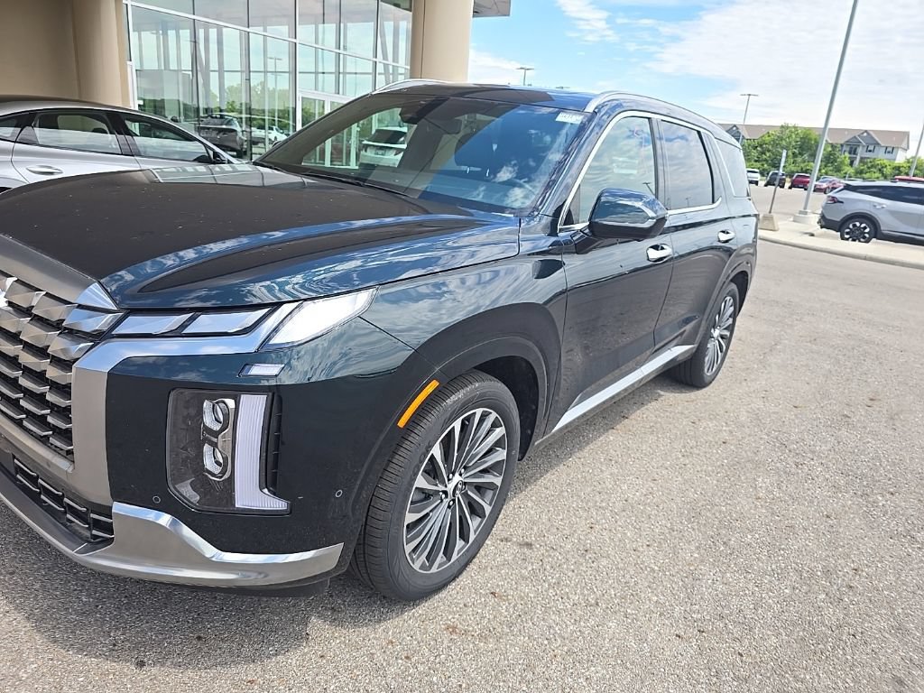 Used 2025 Hyundai Palisade Calligraphy FWD image 2