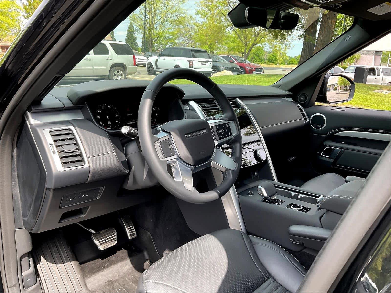 Used 2025 Land Rover Discovery Dynamic SE AWD/4WD image 16