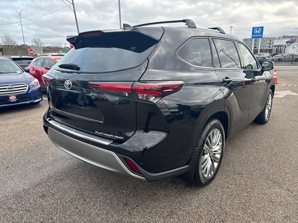 Used 2024 Toyota Highlander Platinum image 9