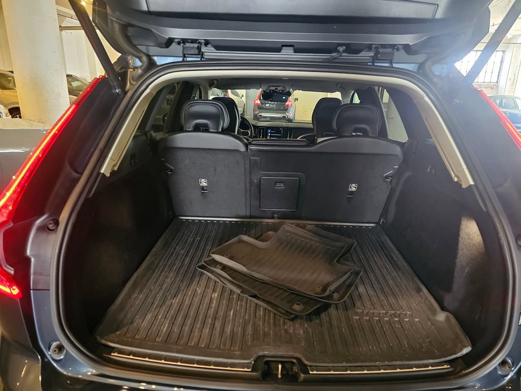 Used 2021 Volvo XC60 T5 Momentum w/ Premium Package AWD/4WD image 7