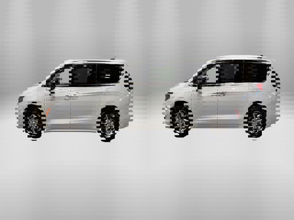 Used 2024 Chrysler Voyager LX image 2