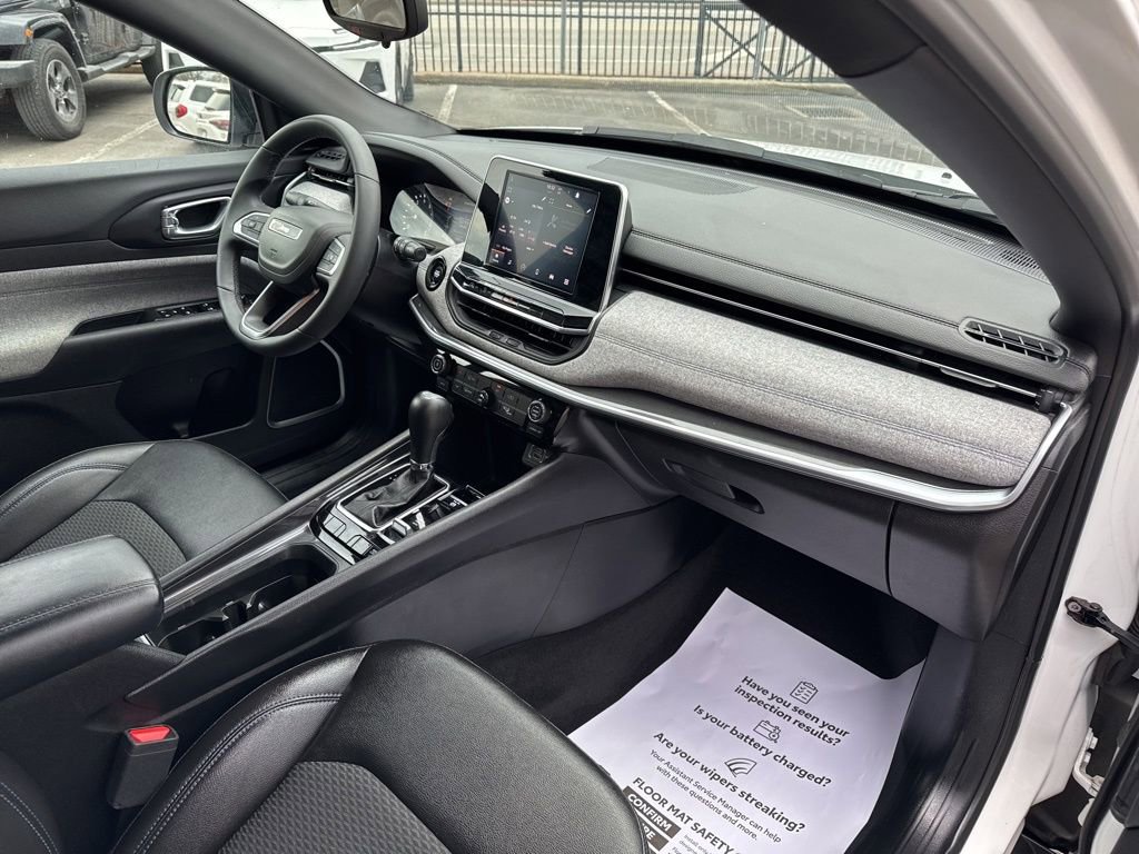 Used 2025 Jeep Compass Latitude image 28