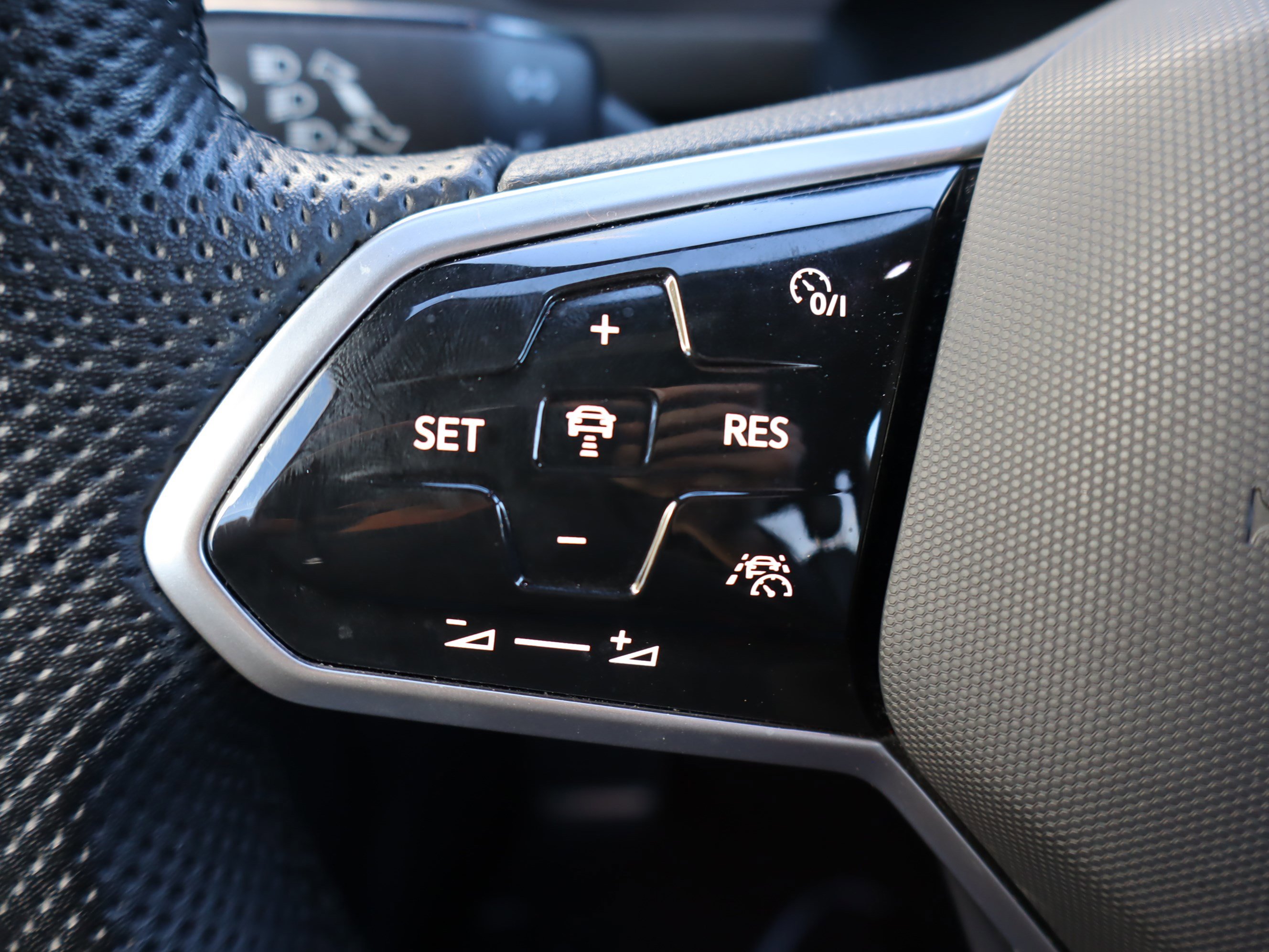 Used 2023 Volkswagen Tiguan SE R-Line image 20