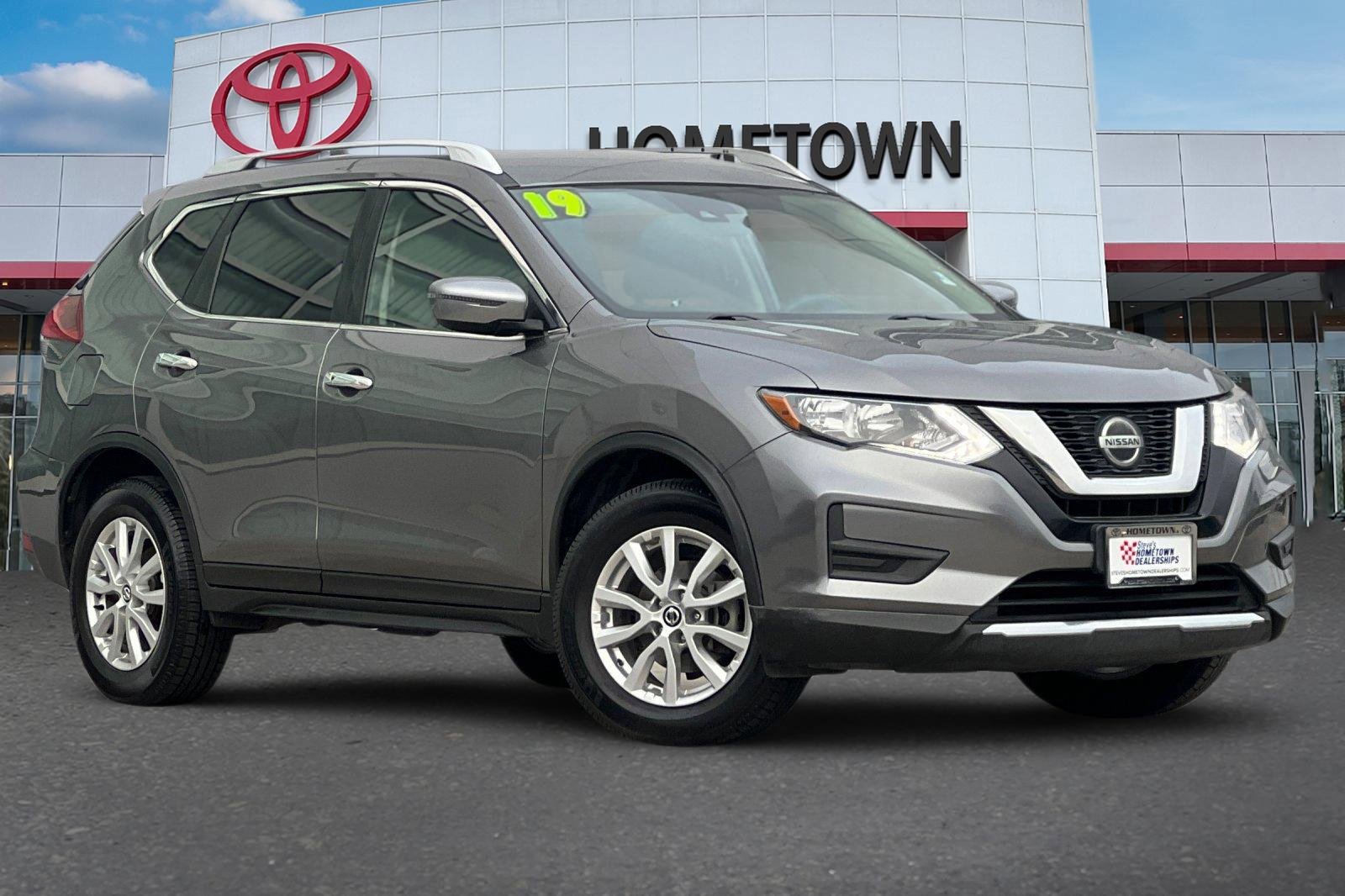 Used 2019 Nissan Rogue SV image 2