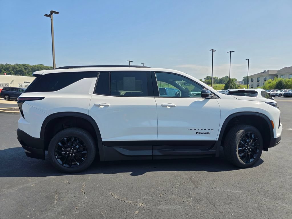 Used 2026 Chevrolet Traverse LT w/ Midnight/Sport Edition FWD image 9