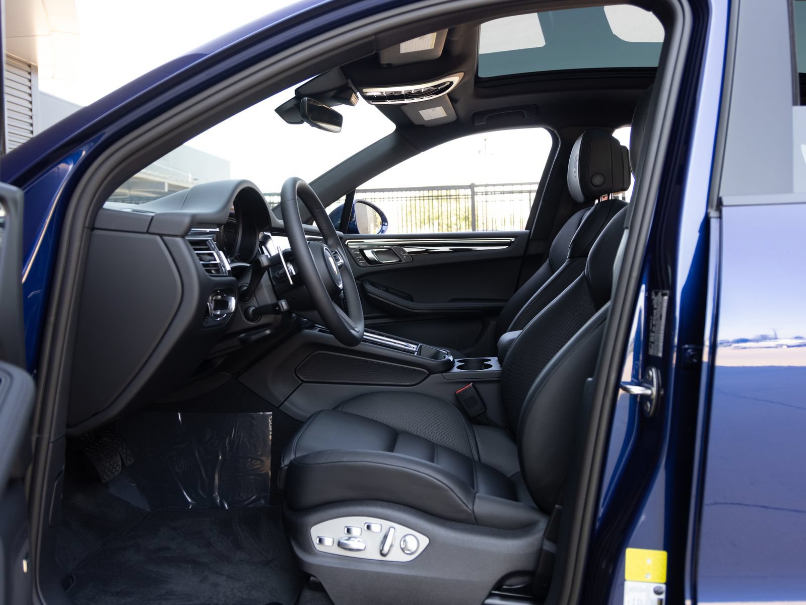 Certified 2025 Porsche Macan image 23
