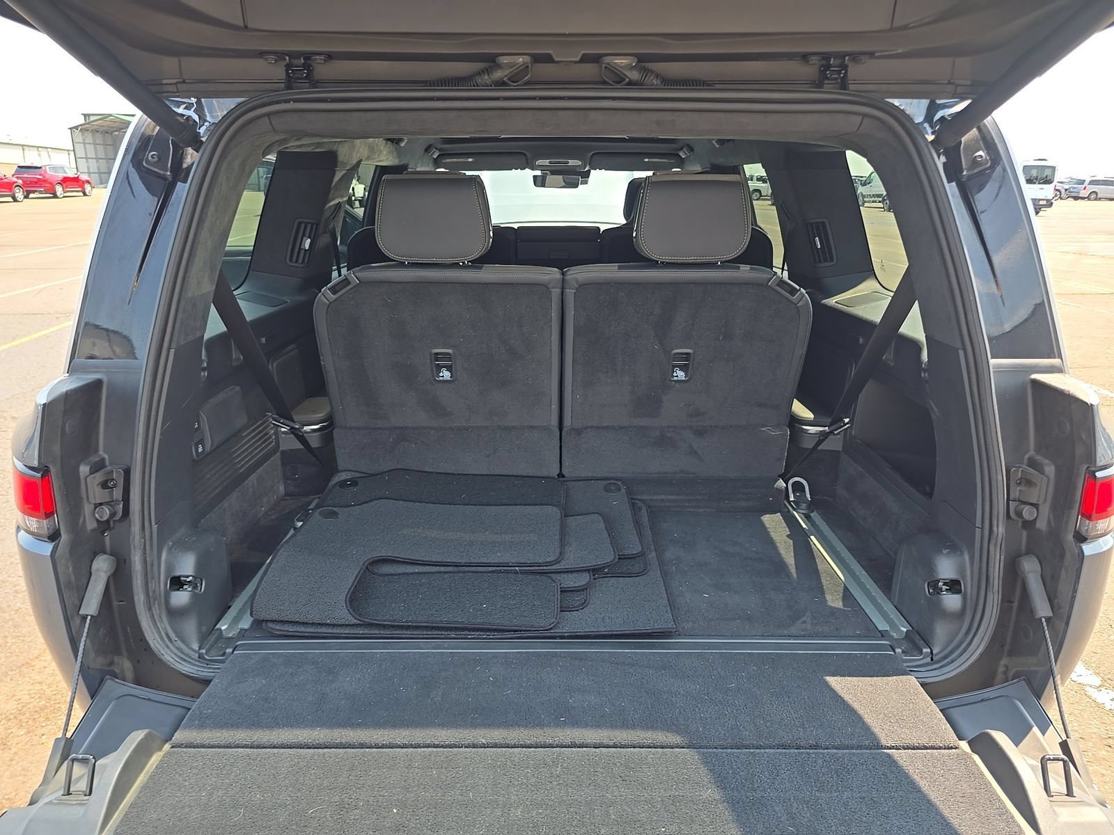 Used 2025 Rivian R1S Adventure Dual AWD/4WD image 23