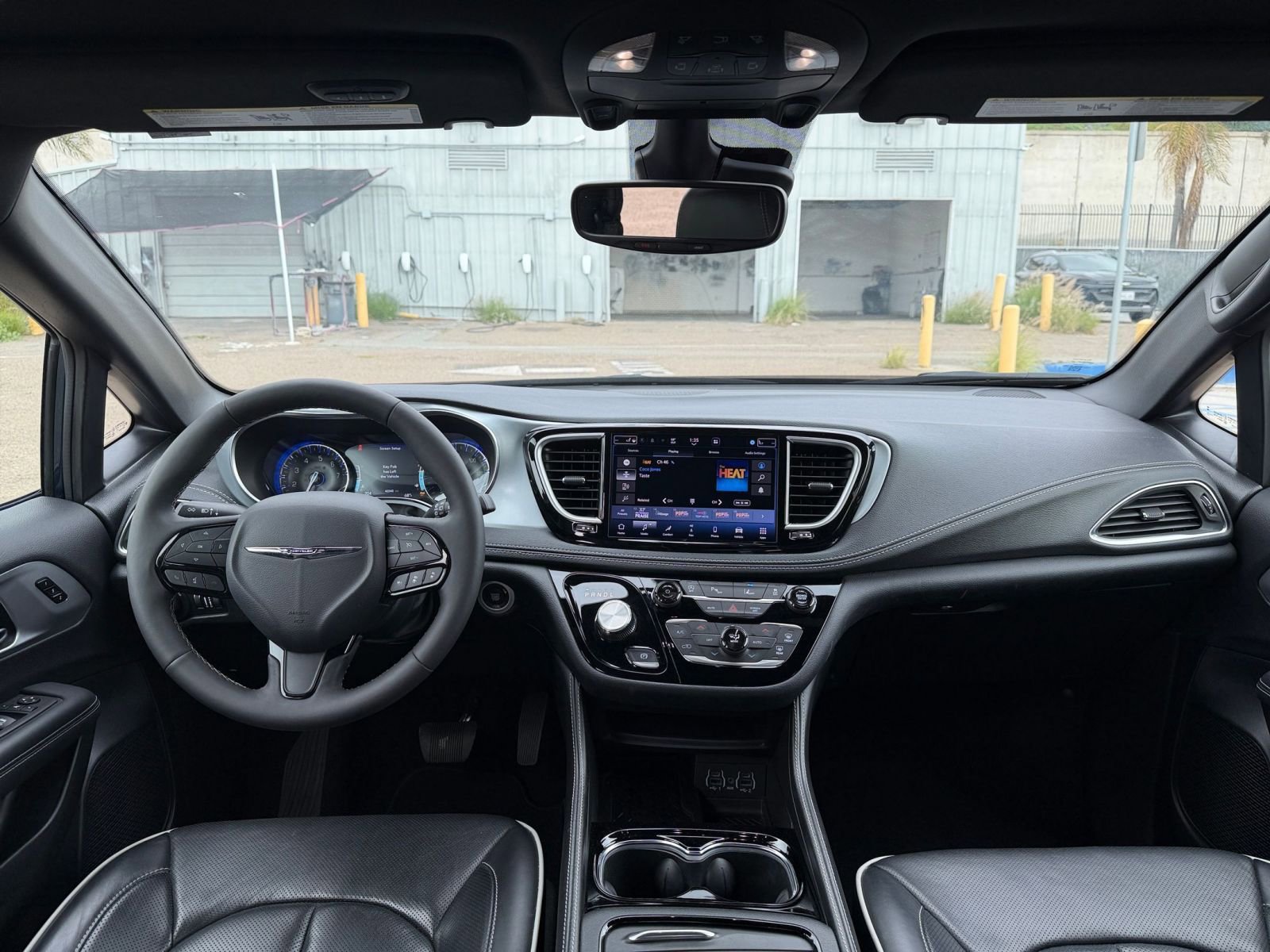 Used 2025 Chrysler Pacifica Limited image 38