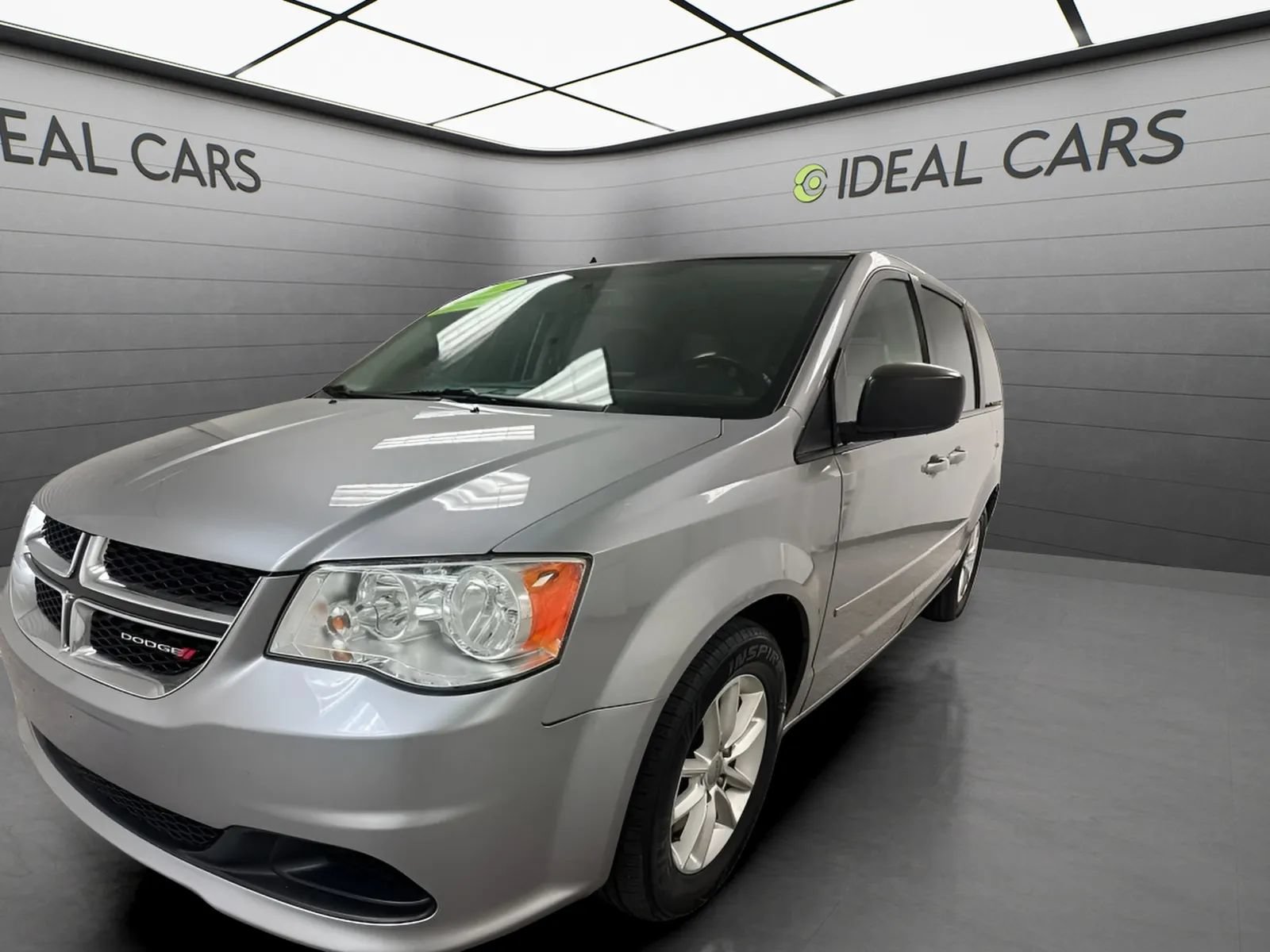 Used 2017 Dodge Grand Caravan SXT w/ Quick Order Package 29G SXT FWD image 1