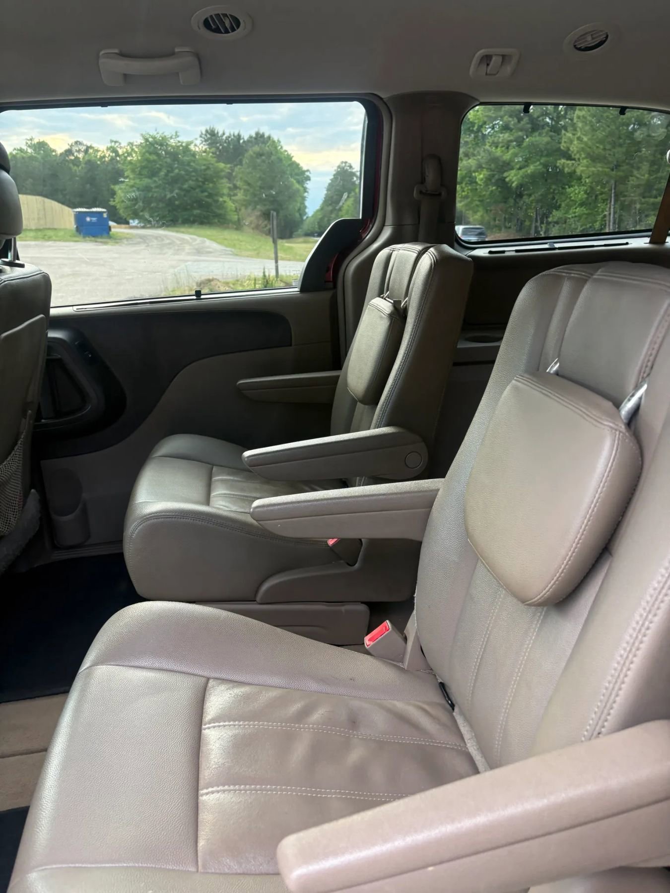 Used 2016 Chrysler Town & Country Touring FWD image 33