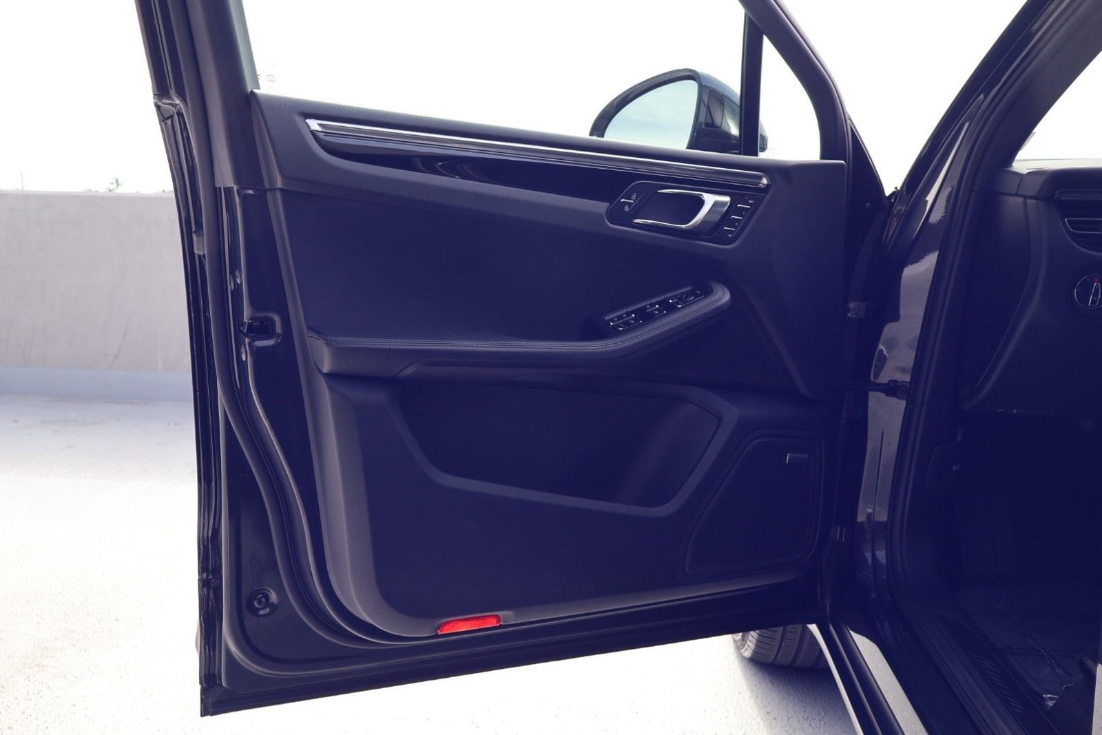 Certified 2025 Porsche Macan image 13