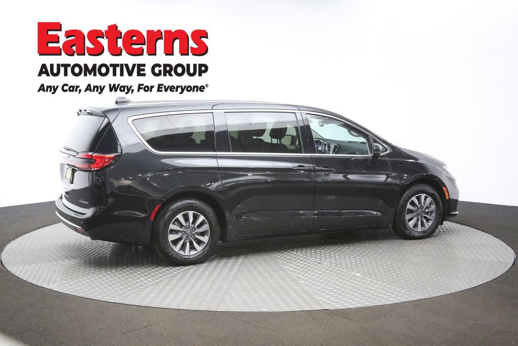 Used 2023 Chrysler Pacifica Touring-L image 40