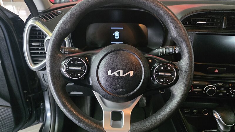 Used 2023 Kia Soul LX w/ LX Technology Package FWD image 14