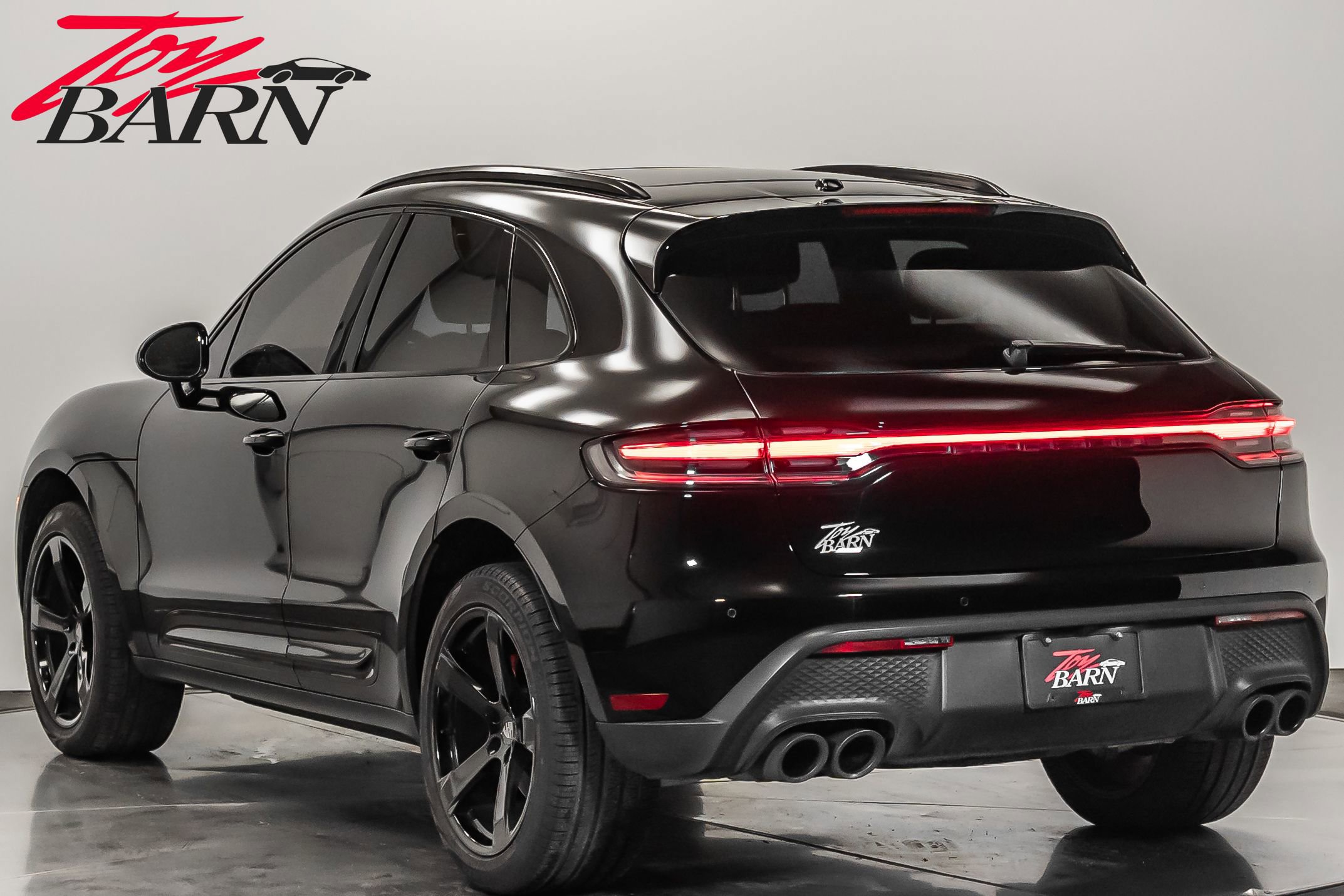 Used 2023 Porsche Macan image 3