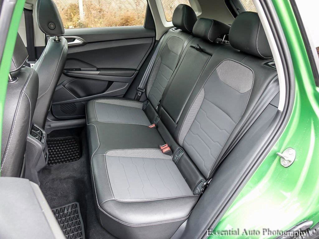 Used 2025 Volkswagen Taos SE image 11