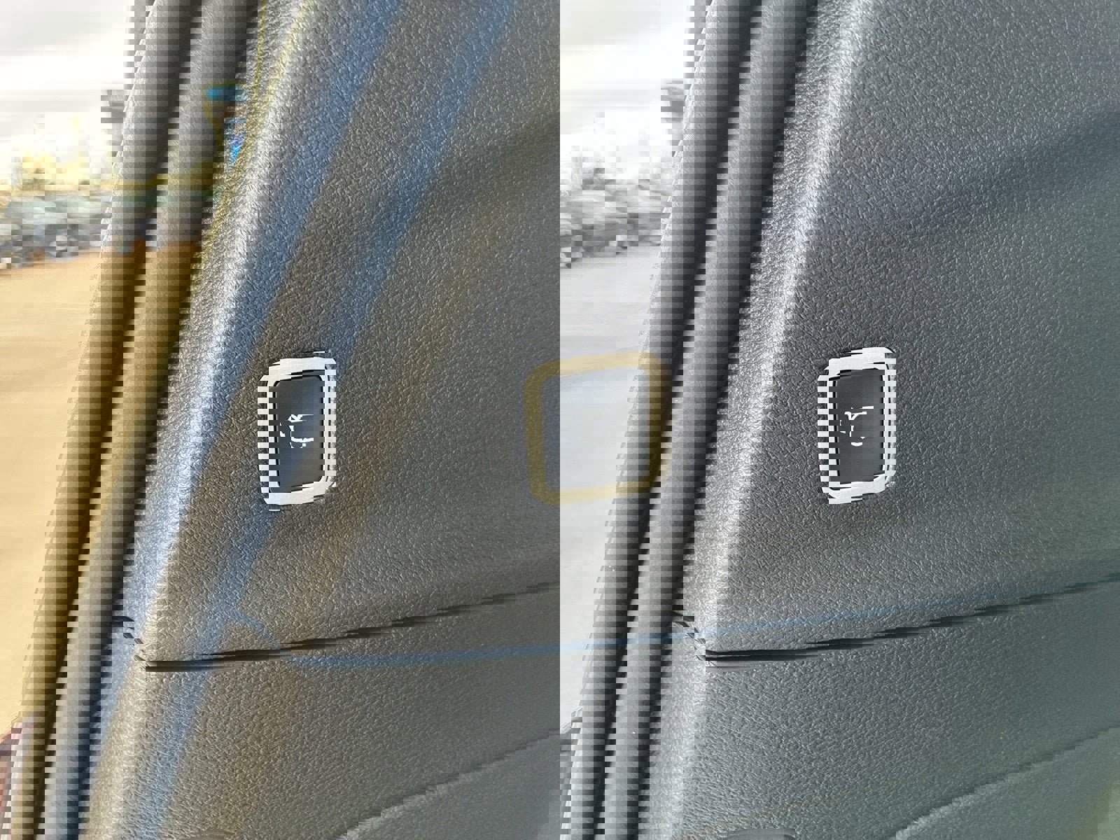 New 2026 Chrysler Pacifica Limited w/ Uconnect Theater Family Group image 6