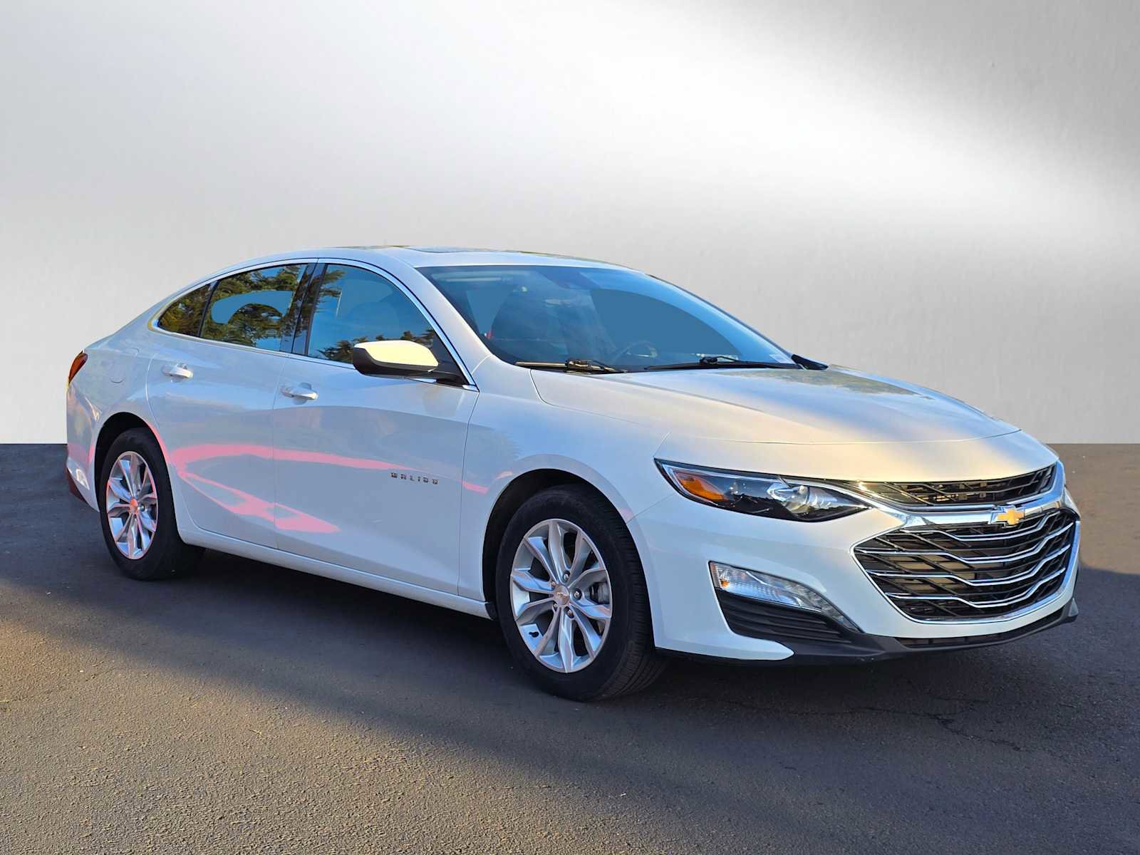 Used 2024 Chevrolet Malibu LT image 2