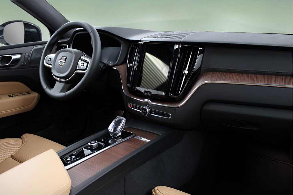 Used 2025 Volvo XC60 B5 Ultra image 24