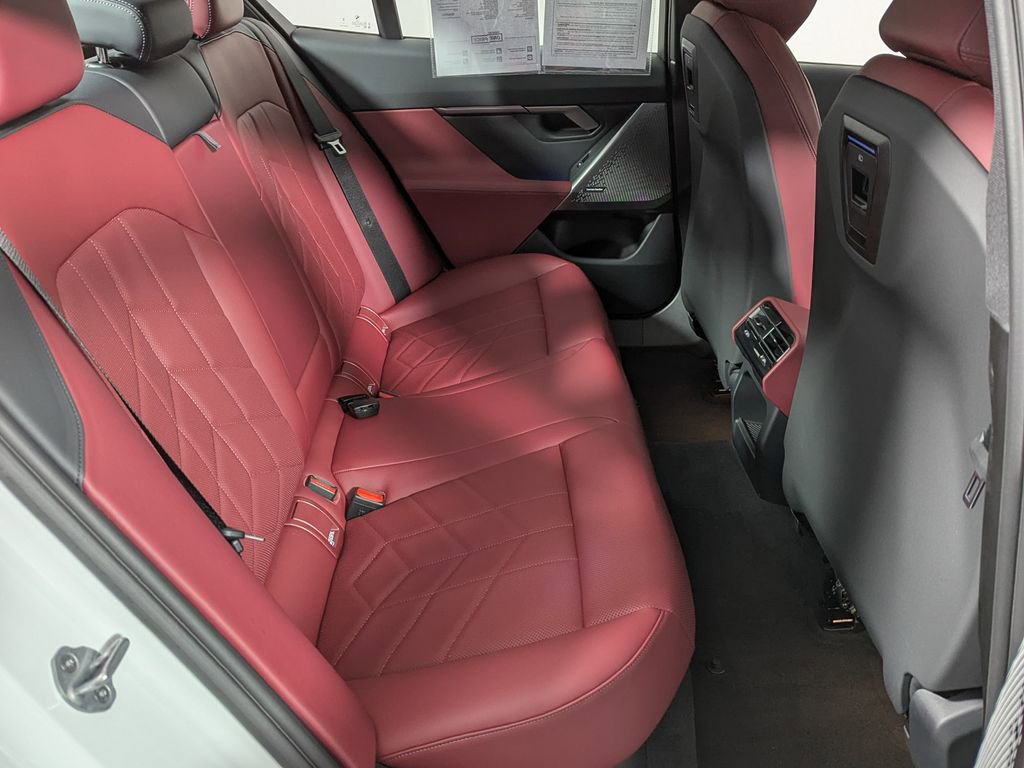 Used 2025 BMW 530i xDrive w/ M Sport Package image 39