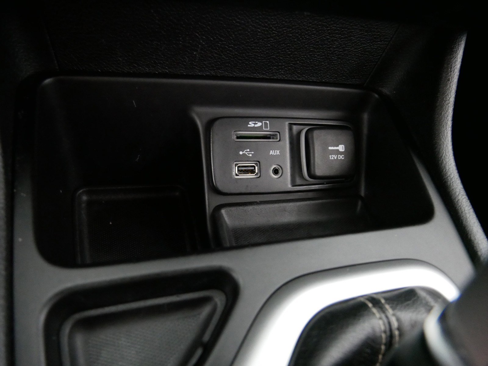 Used 2018 Jeep Cherokee Latitude Plus w/ Cold Weather Group image 30