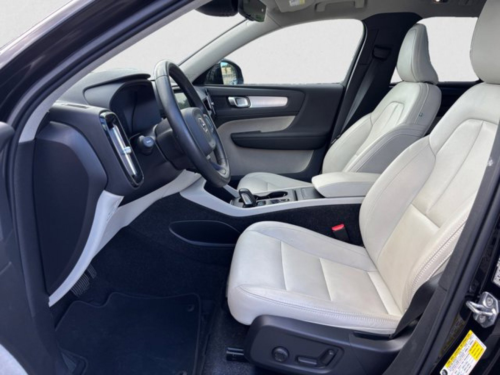 Used 2021 Volvo XC40 T5 Momentum w/ Protection Package Premier image 10