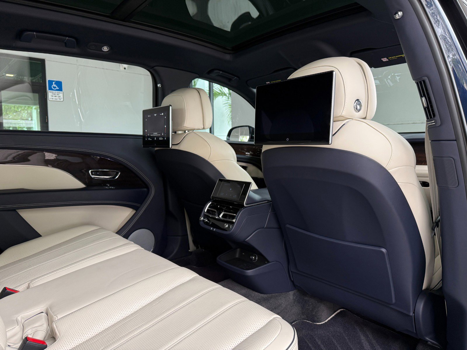 Used 2023 Bentley Bentayga Extended Wheelbase image 32