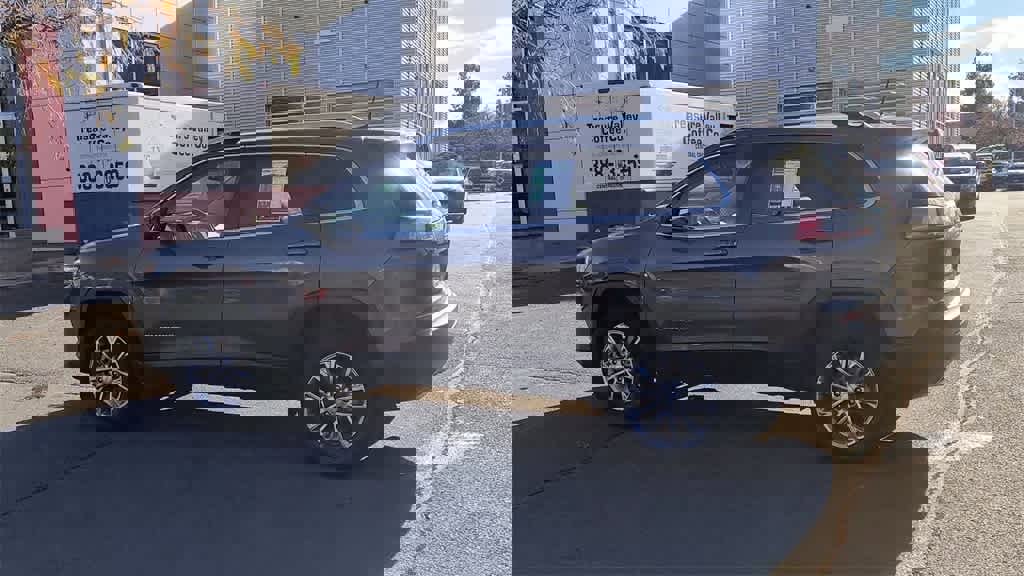 Used 2019 Jeep Cherokee Latitude Plus w/ Comfort/Convenience Group image 6