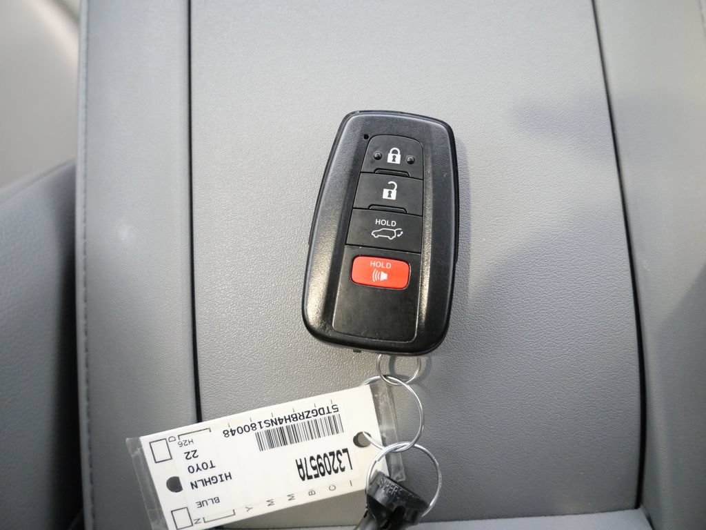 Used 2022 Toyota Highlander XLE AWD/4WD image 32