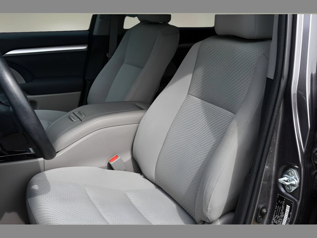 Used 2014 Toyota Highlander LE AWD/4WD image 12