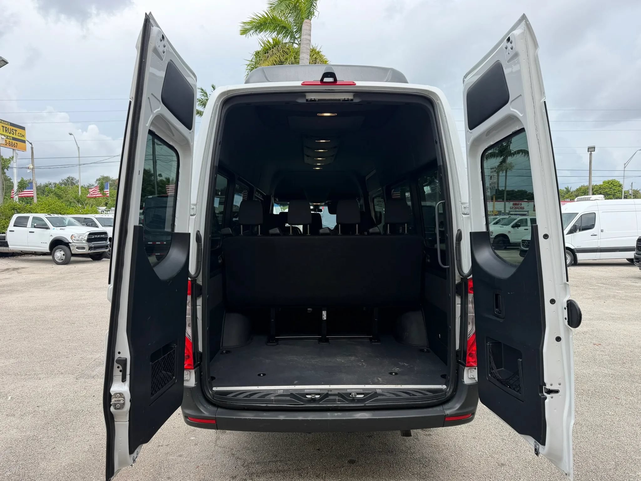 Used 2025 Mercedes-Benz Sprinter 2500 image 6