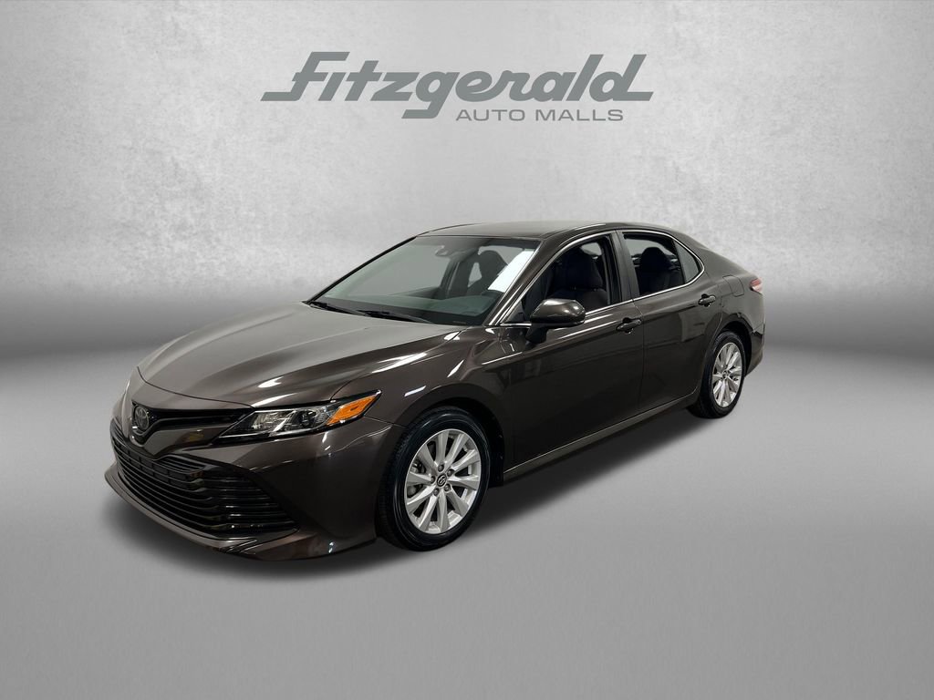 Used 2018 Toyota Camry LE image 1
