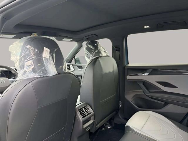 New 2026 Volkswagen Tiguan SE R-Line image 8