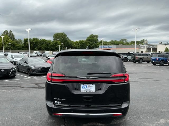 Used 2024 Chrysler Pacifica Touring-L FWD image 4