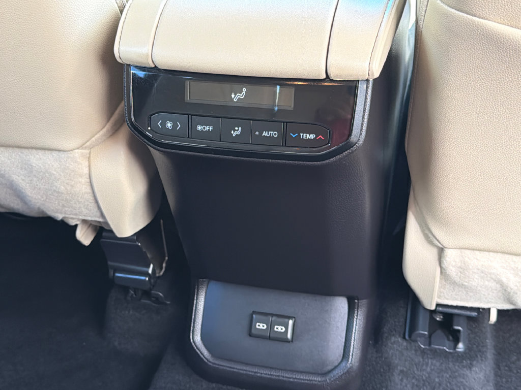 Used 2025 Toyota Highlander XLE AWD/4WD image 14