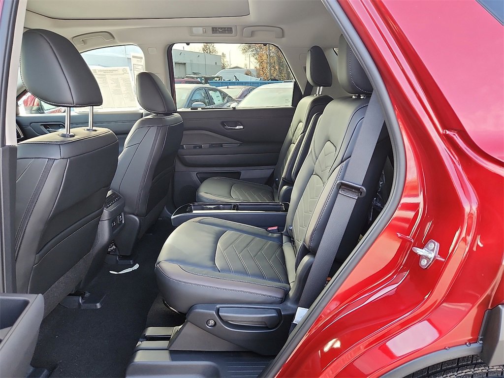 New 2025 Nissan Pathfinder Platinum image 5