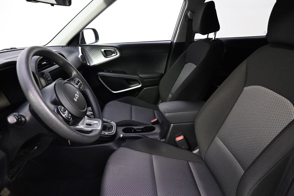 Used 2025 Kia Soul LX w/ LX Technology Package FWD image 13