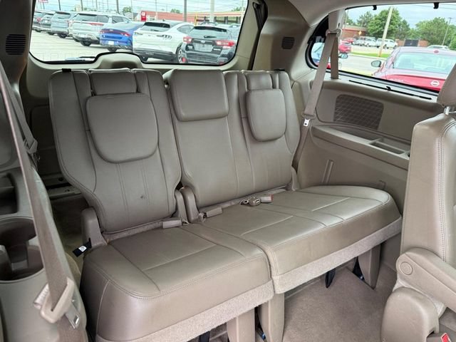 Used 2014 Chrysler Town & Country Touring FWD image 12
