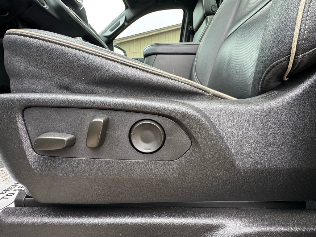 Used 2024 GMC Yukon SLT w/ SLT Luxury Package image 17