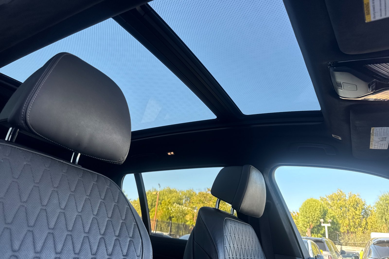 Used 2022 BMW X7 xDrive40i w/ M Sport Package AWD/4WD image 19