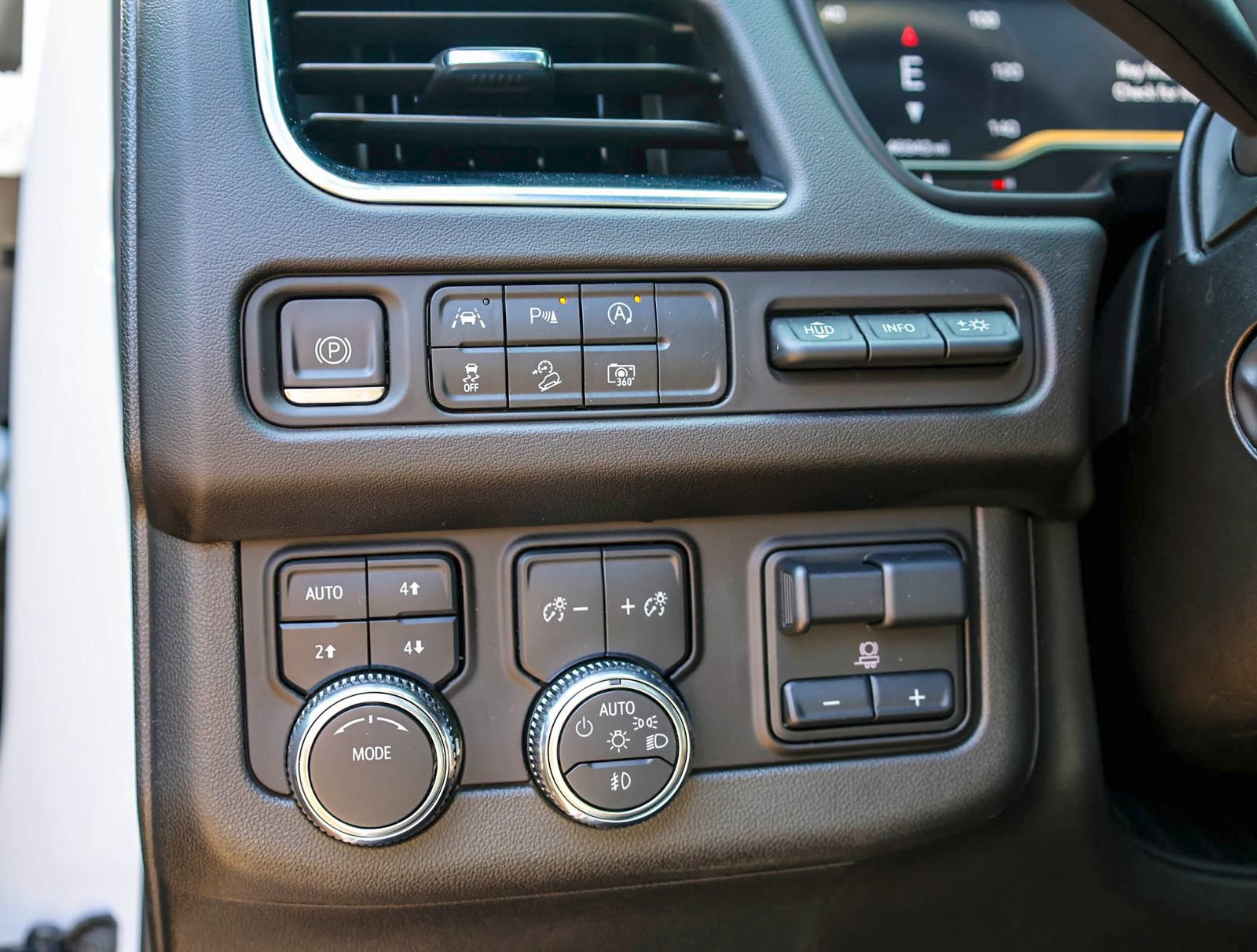 Used 2024 GMC Yukon AT4 w/ Technology Package AWD/4WD image 18