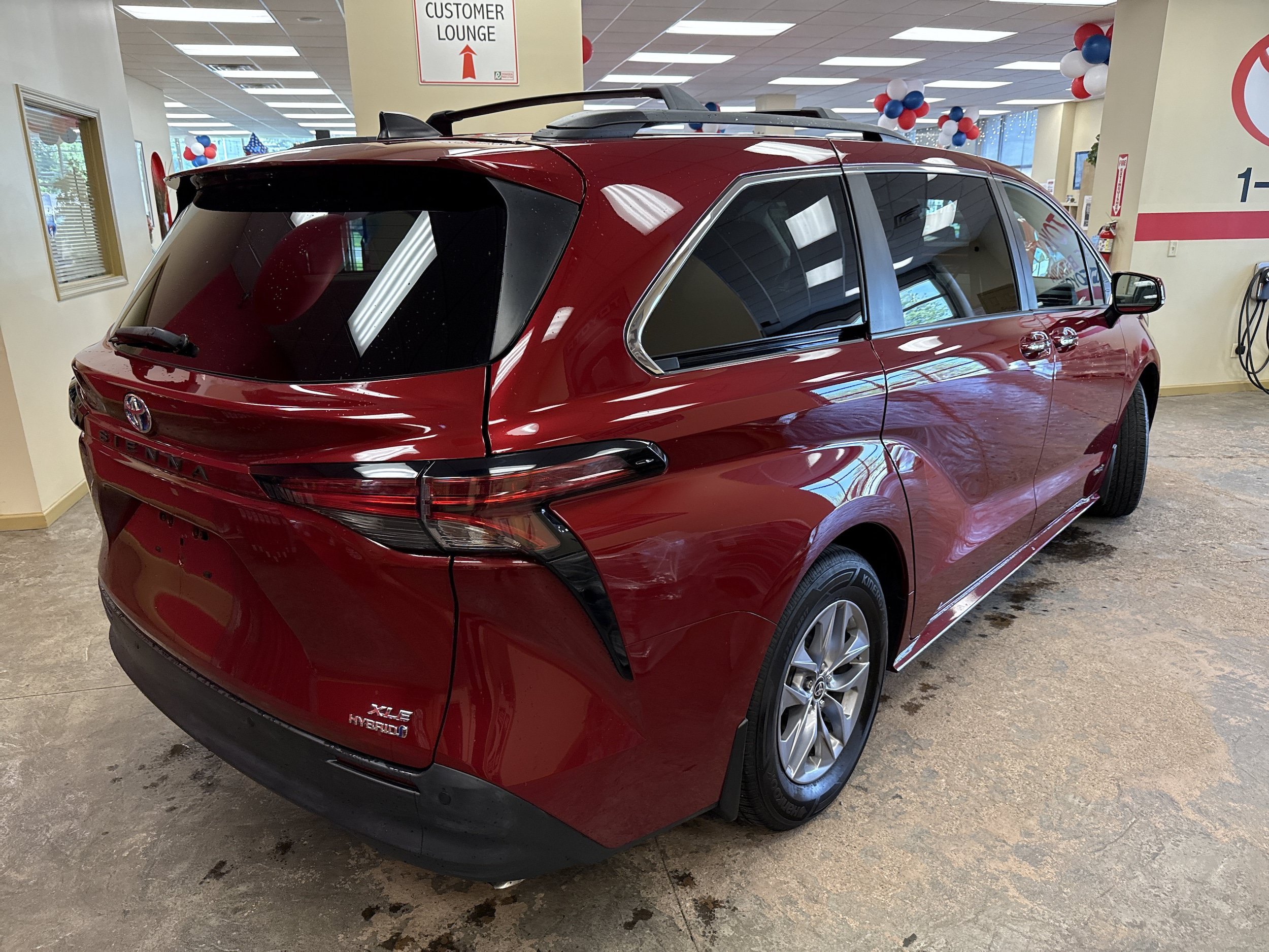 Used 2021 Toyota Sienna XLE w/ XLE Plus Package FWD image 13