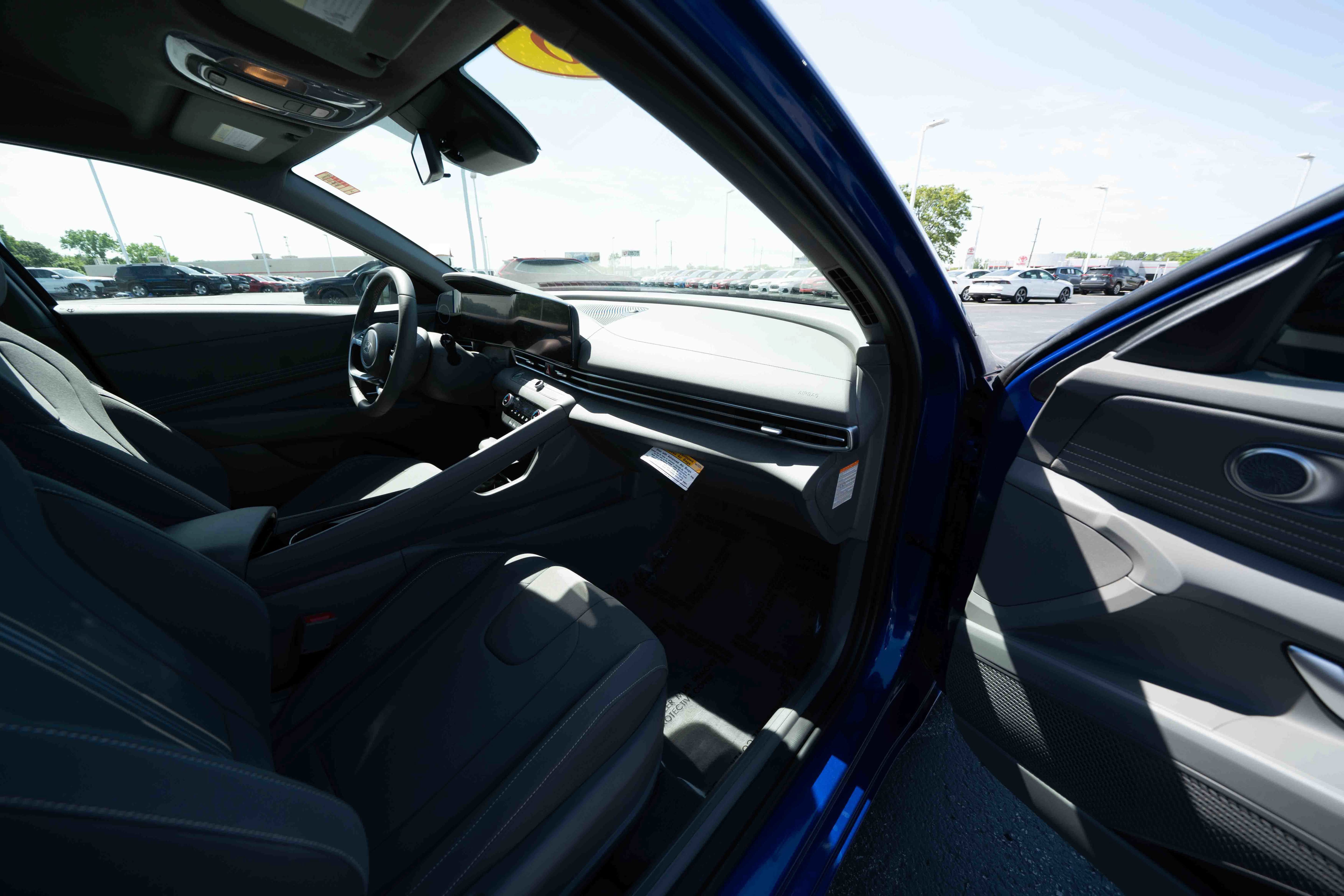 Used 2025 Hyundai Elantra SEL FWD image 25